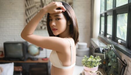 54 Signs, Causes, Things Men Do & Secrets to Feel Secure Insecure Women