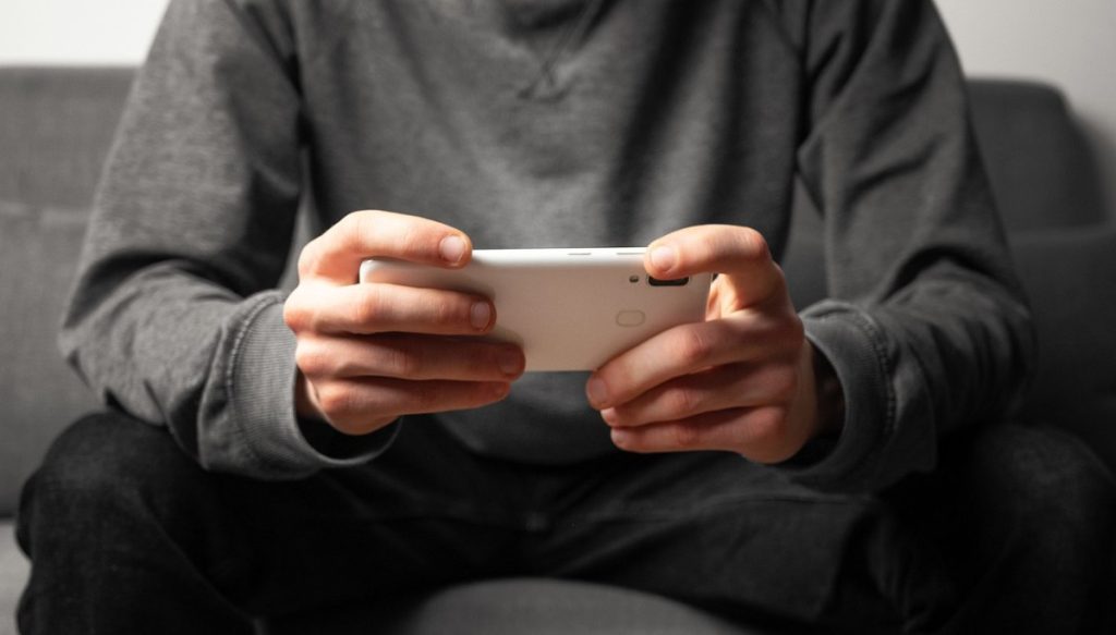 Gen Z Is Starting To Turn to AI When It Comes to Dating
