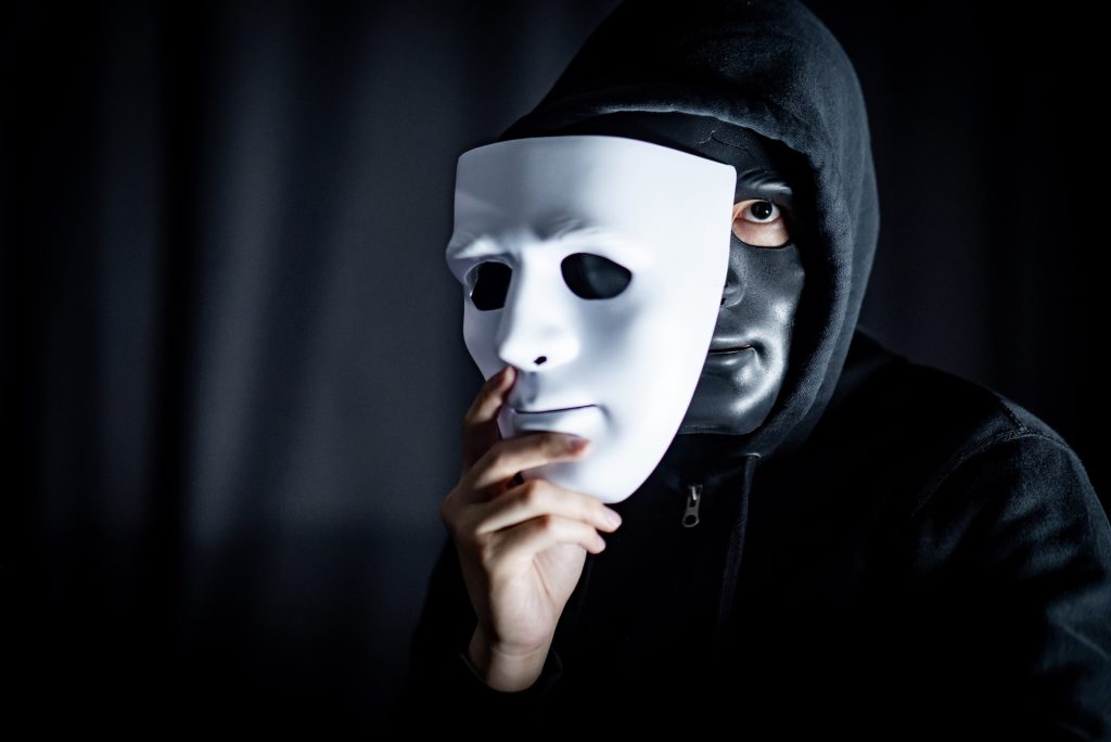 How a Con Artist Manipulates Emotions and Betrays Trust How a Con Artist Manipulates Emotions and Betrays Trust